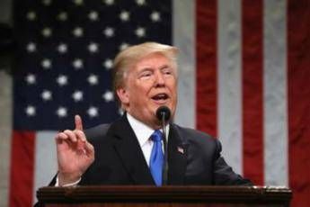 Trump alza il tiro e minaccia tassa su auto europee Trump alza il tiro e minaccia tassa su auto europee