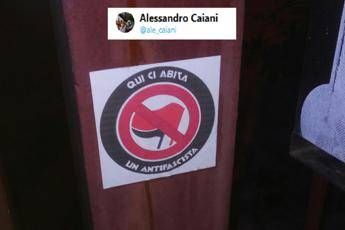 Qui ci abita un antifascista, marchiati i 'rossi' E un sindaco risponde Qui ci abita un antifascista, marchiati i 'rossi' E un sindaco risponde