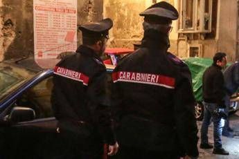 La madre muore, lei si butta dal balcone La madre muore, lei si butta dal balcone