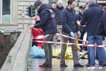 Sit-in per l'omicidio di Firenze, sputi al sindaco Sit-in per l'omicidio di Firenze, sputi al sindaco
