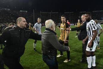 Presidente Paok entra in campo con la pistola: campionato sospeso Presidente Paok entra in campo con la pistola: campionato sospeso