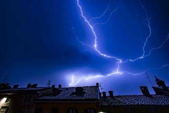 Tuoni e fulmini, allerta rossa su Roma Tuoni e fulmini, allerta rossa su Roma