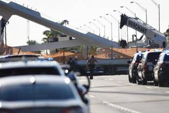 Crolla ponte a Miami: 4 morti Crolla ponte a Miami: 4 morti