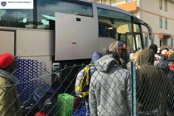 Sindaco paga biglietto ai profughi per mandarli via Sindaco paga biglietto ai profughi per mandarli via