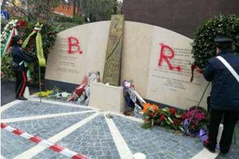 Scritta Br su stele via Fani Scritta Br su stele via Fani