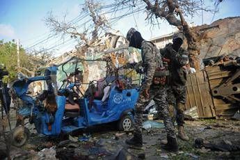 Mogadiscio, bomba vicino ministero Interno: 5 morti Mogadiscio, bomba vicino ministero Interno: 5 morti