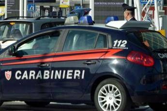 Accoltellata al petto in casa: si cerca il marito Accoltellata al petto in casa: si cerca il marito