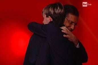 Frizzi, l'abbraccio commosso al giovane campione Frizzi, l'abbraccio commosso al giovane campione