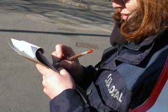 Fa pipì in piazza, maximulta a studente Fa pipì in piazza, maximulta a studente