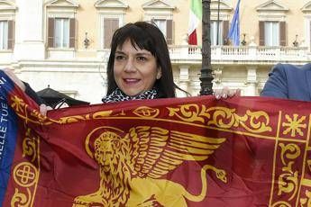 Presa a schiaffi deputata della Lega Presa a schiaffi deputata della Lega