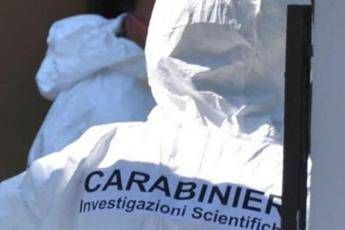Si impiccano davanti alla figlia di 6 anni Si impiccano davanti alla figlia di 6 anni