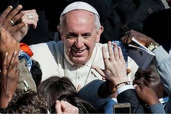 Papa battezzerà il migrante eroe Papa battezzerà il migrante eroe