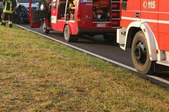 Roma, scontro tra auto: madre e figlio in ospedale Roma, scontro tra auto: madre e figlio in ospedale