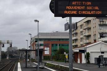La Francia si ferma contro Macron La Francia si ferma contro Macron