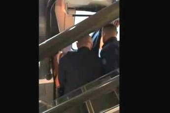 Mentone: polizia francese trascina giù da un treno migrante incinta