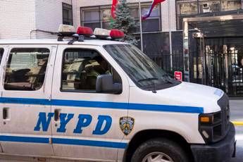 New York, polizia uccide in strada un nero disarmato New York, polizia uccide in strada un nero disarmato