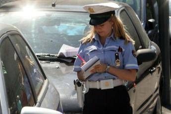 Offende vigili su Fb, denunciato Offende vigili su Fb, denunciato