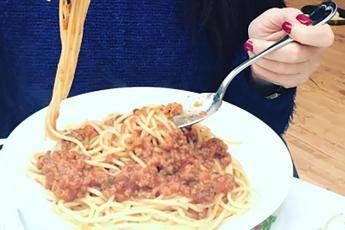 Fa il ragù, minacciata da figlia vegana Fa il ragù, minacciata da figlia vegana