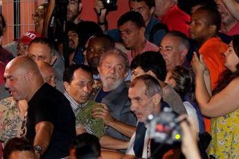 Lula si consegna alla polizia Lula si consegna alla polizia