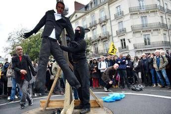 Pupazzo Macron impiccato in piazza Pupazzo Macron impiccato in piazza