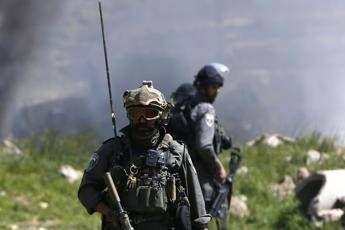 Cecchino israeliano spara a palestinese ed esulta Cecchino israeliano spara a palestinese ed esulta