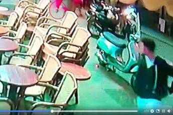 Spari e pistole fra la folla, choc a Napoli Spari e pistole fra la folla, choc a Napoli