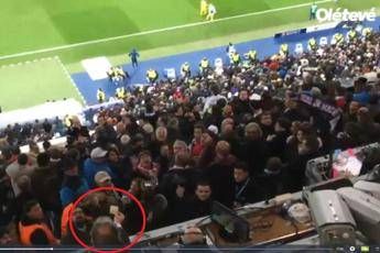 Sventola soldi in tribuna, giornalista Mediaset espulso dal Bernabeu Sventola soldi in tribuna, giornalista Mediaset espulso dal Bernabeu