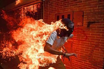 Il ragazzo in fiamme è la foto dell'anno Il ragazzo in fiamme è la foto dell'anno