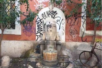 Sfregiata fontana nel cuore di Roma Sfregiata fontana nel cuore di Roma