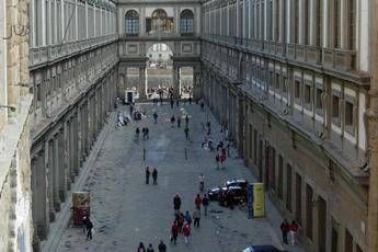 Pipì nella Loggia degli Uffizi, multa salata per studentessa Pipì nella Loggia degli Uffizi, multa salata per studentessa