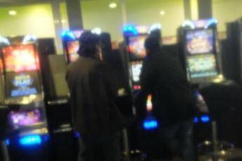 Gioca, perde e rapina la sala giochi Gioca, perde e rapina la sala giochi