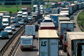 Scontro sull'A1, 12 km di coda Scontro sull'A1, 12 km di coda