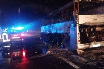 Terrore sull'A10: a fuoco bus Terrore sull'A10: a fuoco bus