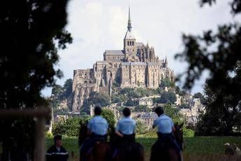 Evacuato Mont Saint Michel, si cerca un sospetto Evacuato Mont Saint Michel, si cerca un sospetto