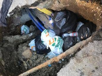 Roma, scavo diventa discarica a cielo aperto Roma, scavo diventa discarica a cielo aperto