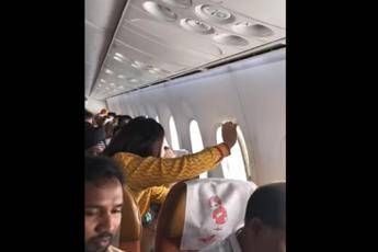 Si stacca il finestrino, panico in volo Si stacca il finestrino, panico in volo