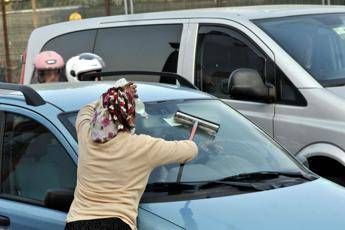 Non lavarmi il parabrezza, e lo prendono a bastonate Non lavarmi il parabrezza, e lo prendono a bastonate
