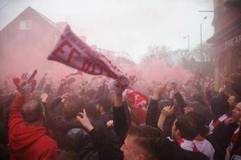 Liverpool, spunta ultrà col martello in mano Liverpool, spunta ultrà col martello in mano