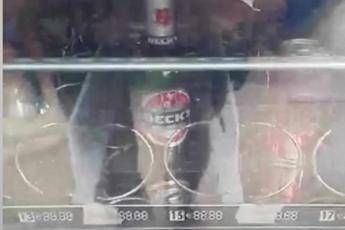 Napoli, spunta birra al distributore della farmacia Napoli, spunta birra al distributore della farmacia
