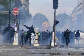 I black bloc devastano Parigi I black bloc devastano Parigi