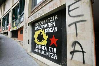 L'ETA si scioglie L'ETA si scioglie