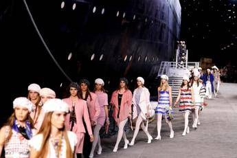 Pronti, si salpa: Chanel porta una nave in passerella Pronti, si salpa: Chanel porta una nave in passerella