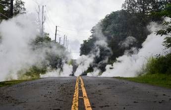 Hawaii, la lava spacca la foresta Hawaii, la lava spacca la foresta