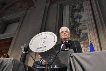 Mattarella scrive a Conte: Sviluppare dialogo con Ue Mattarella scrive a Conte: Sviluppare dialogo con Ue
