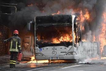 Roma, esplode autobus a via del Tritone Roma, esplode autobus a via del Tritone
