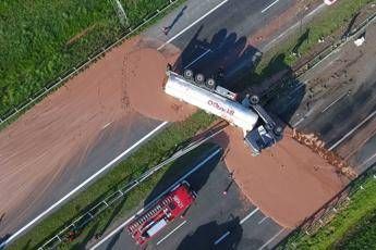 Tir si ribalta, cioccolata 'invade' autostrada Tir si ribalta, cioccolata 'invade' autostrada