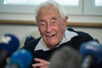 Addio allo scienziato David Goodall, è morto con suicidio assistito in Svizzera Addio allo scienziato David Goodall, è morto con suicidio assistito in Svizzera