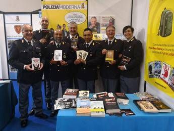 Al Salone del libro successo per i poliziotti scrittori Al Salone del libro successo per i poliziotti scrittori