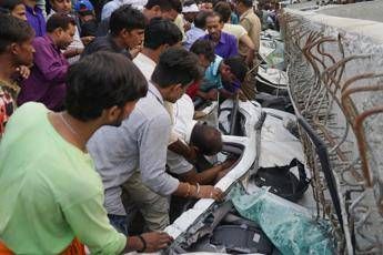 India, crolla cavalcavia: 19 morti India, crolla cavalcavia: 19 morti