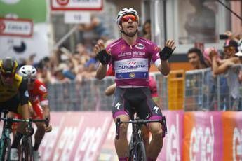 Giro d'Italia, Viviani vince in volata a Nervesa Giro d'Italia, Viviani vince in volata a Nervesa